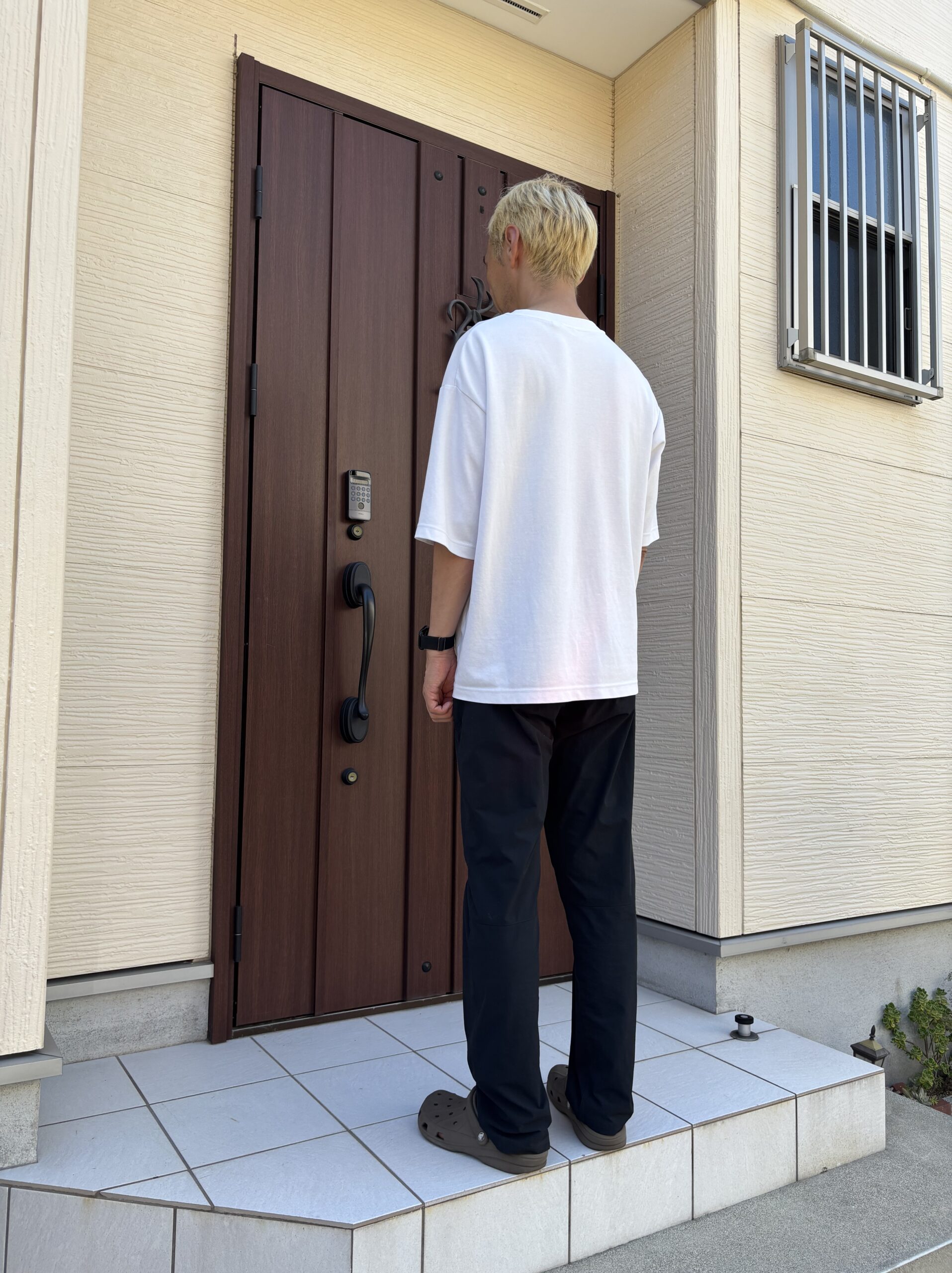 玄関の顔認証パッドProに向かって立つ大人
