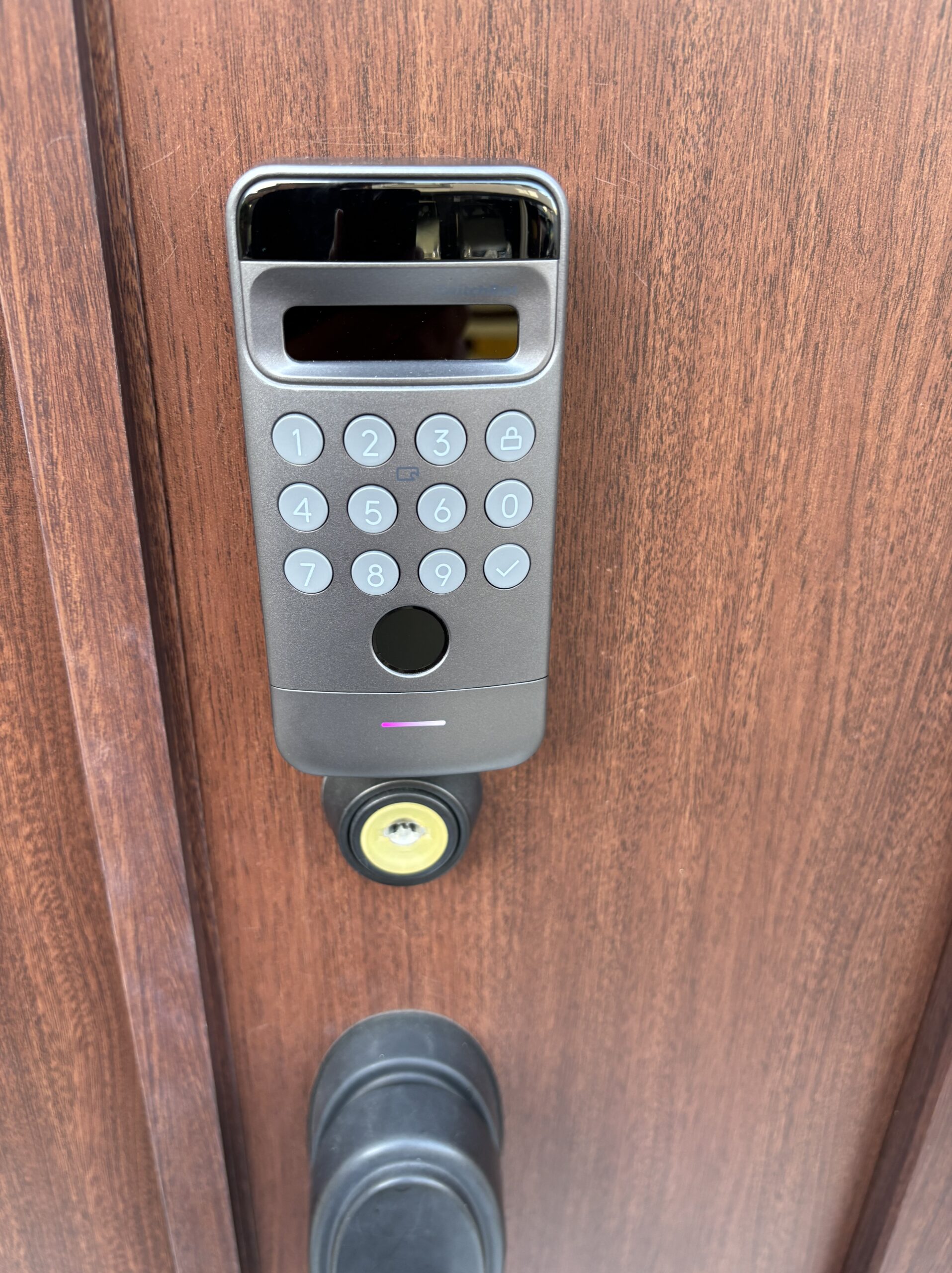 玄関ドアに設置したSwitchBot顔認証パッドProの正面