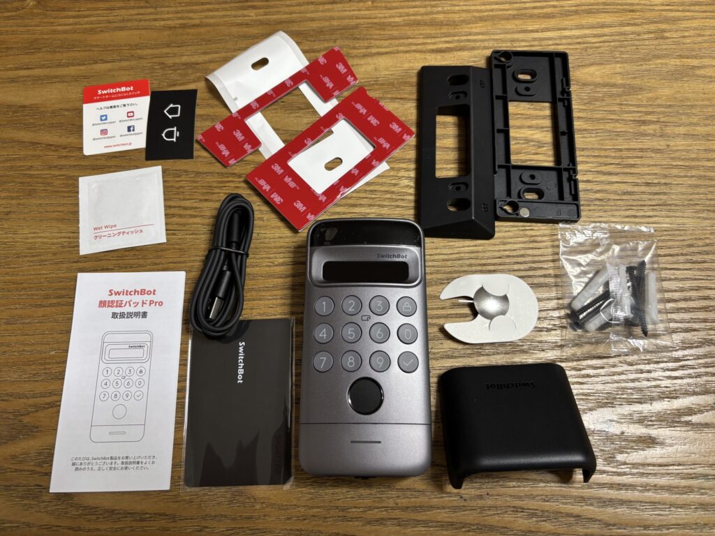 顔認証パッドPro本体と取付プレート、USBケーブルなどの付属品