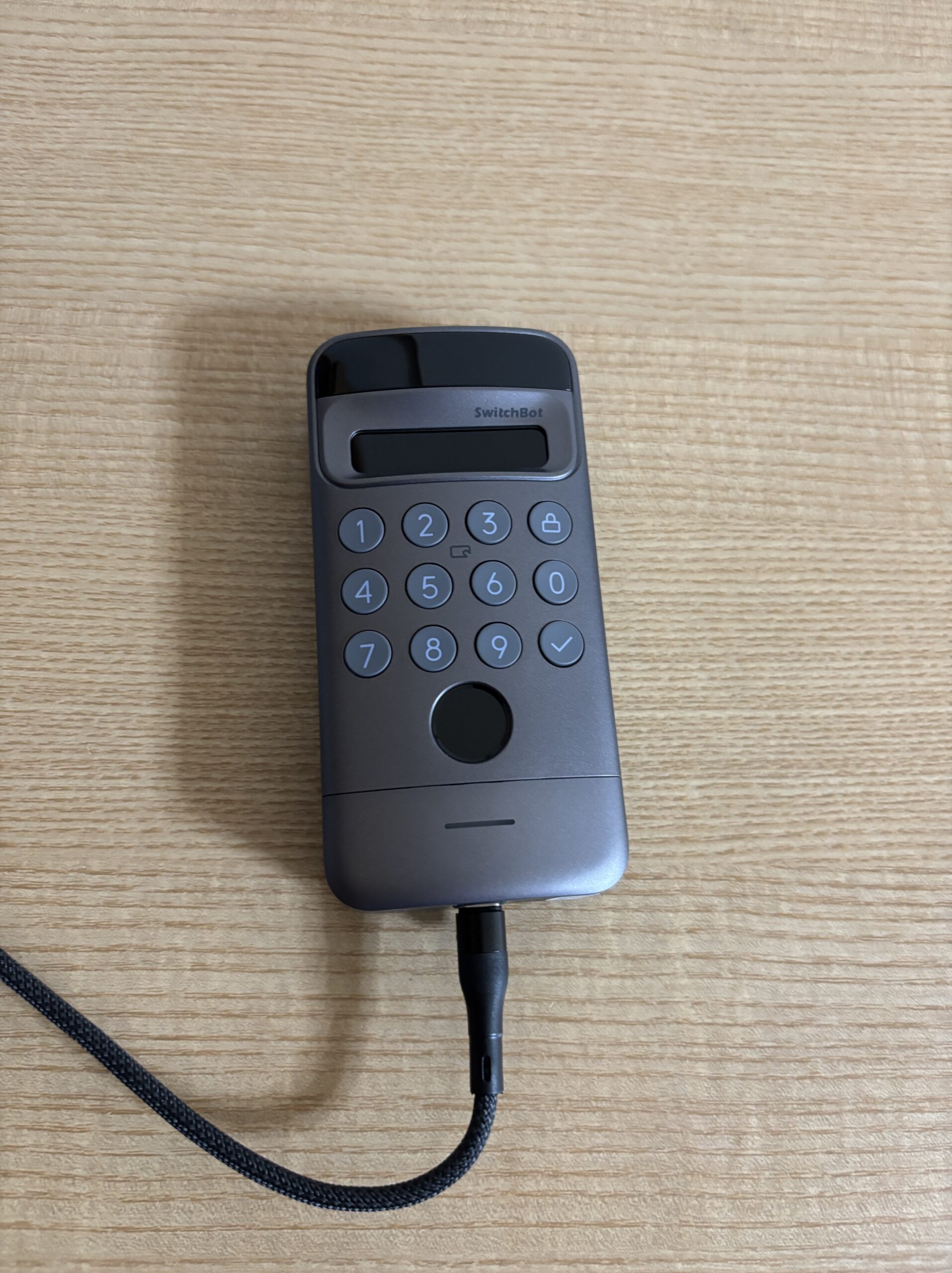 USBケーブルを接続した顔認証パッドPro