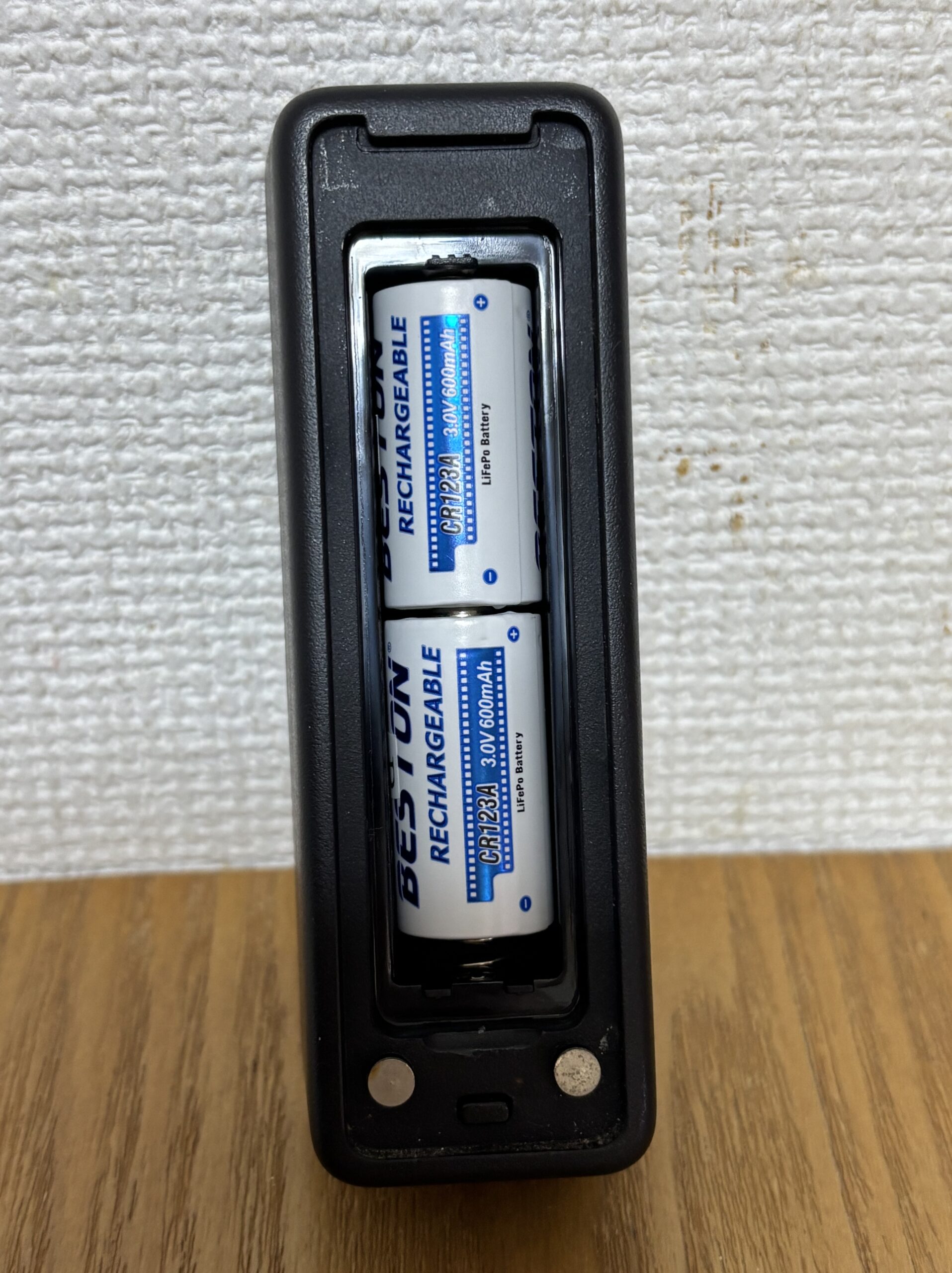 電池カバーを外して電池を入れたSwitchBotキーパッドタッチの背面