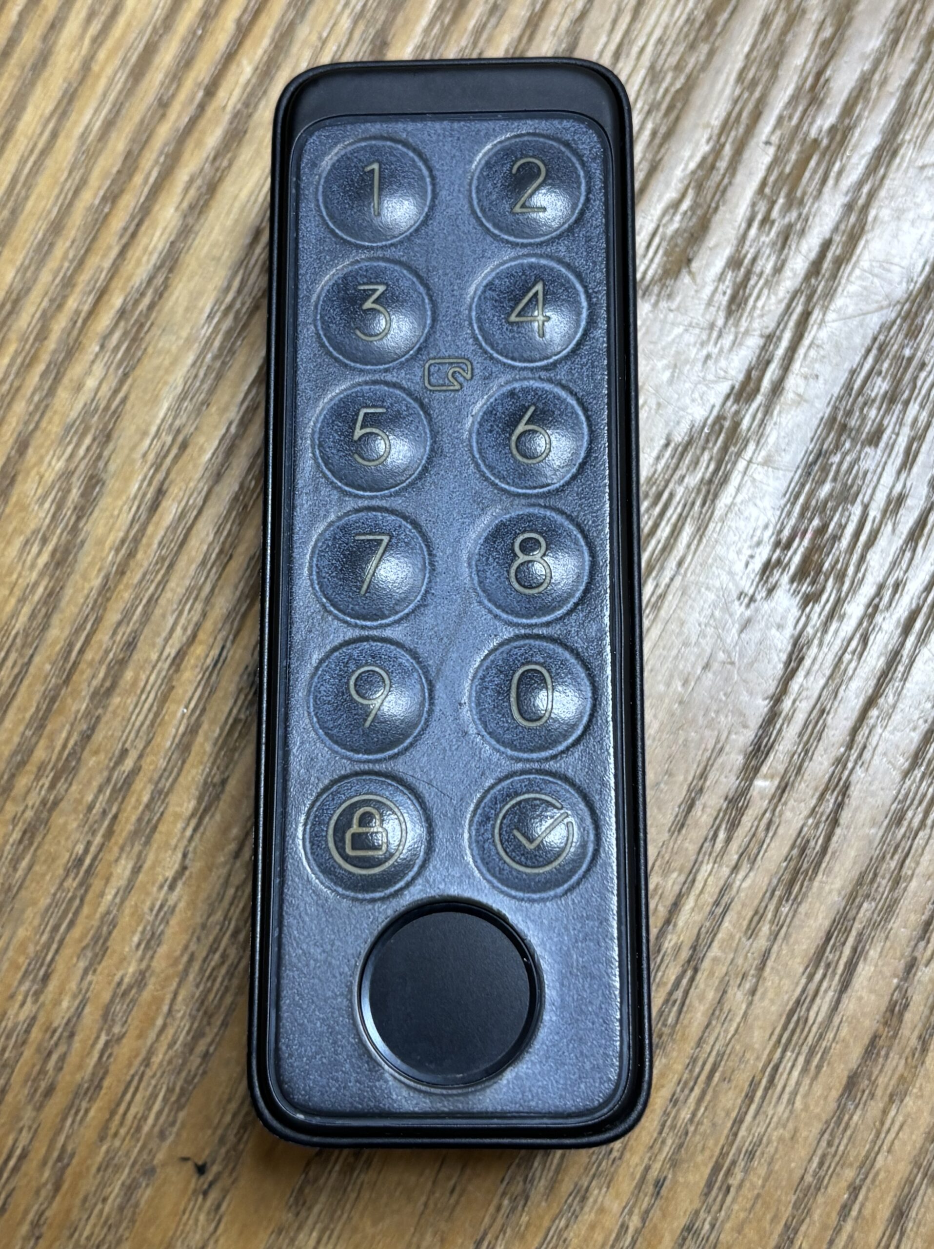 数字ボタンと指紋認証センサーがあるSwitchBotキーパッドタッチの正面