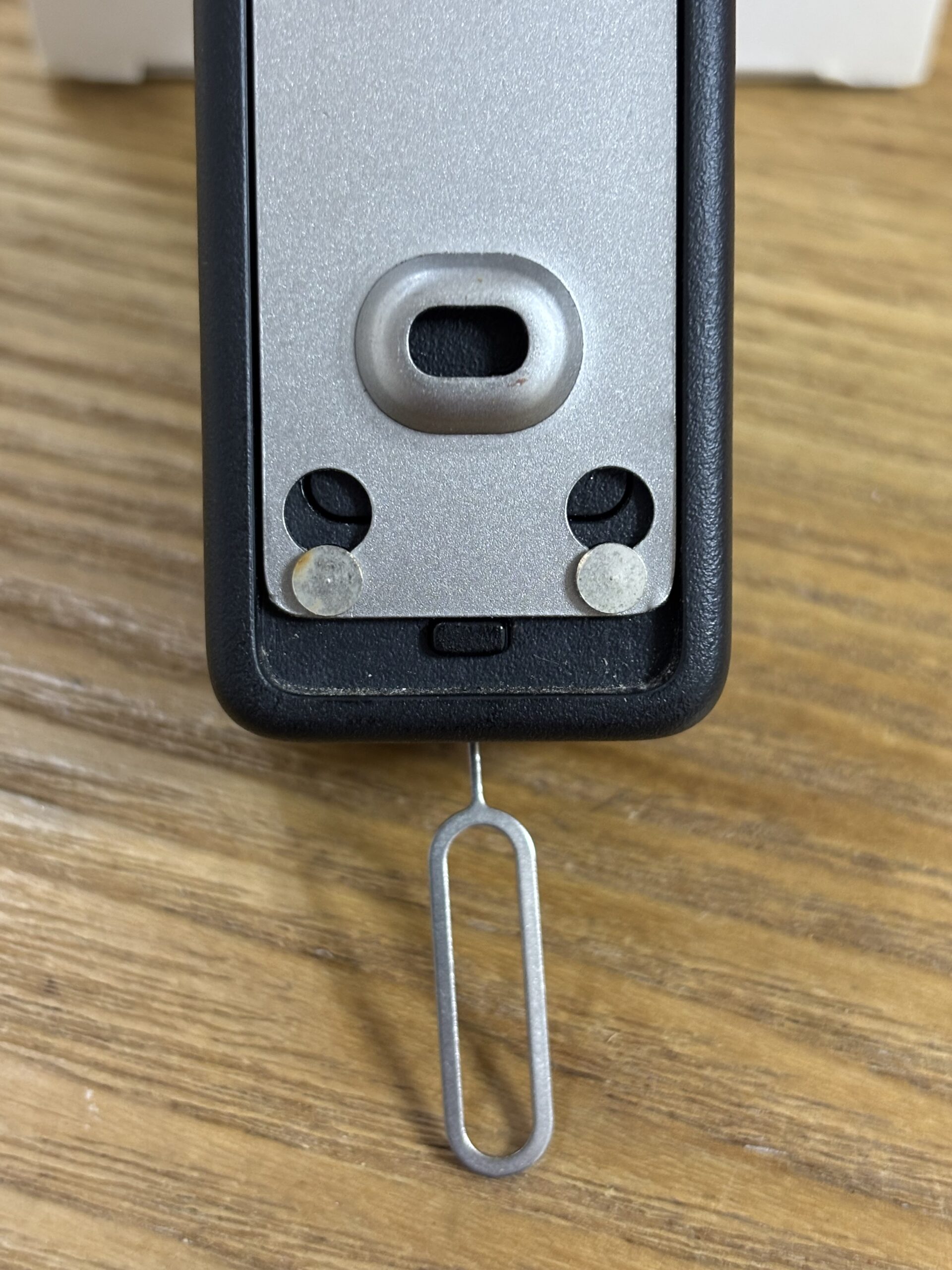 SwitchBotキーパッドタッチ底部の解除部分にピンを差し込む様子1