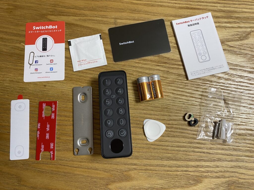 SwitchBotキーパッドタッチの本体と付属品一式